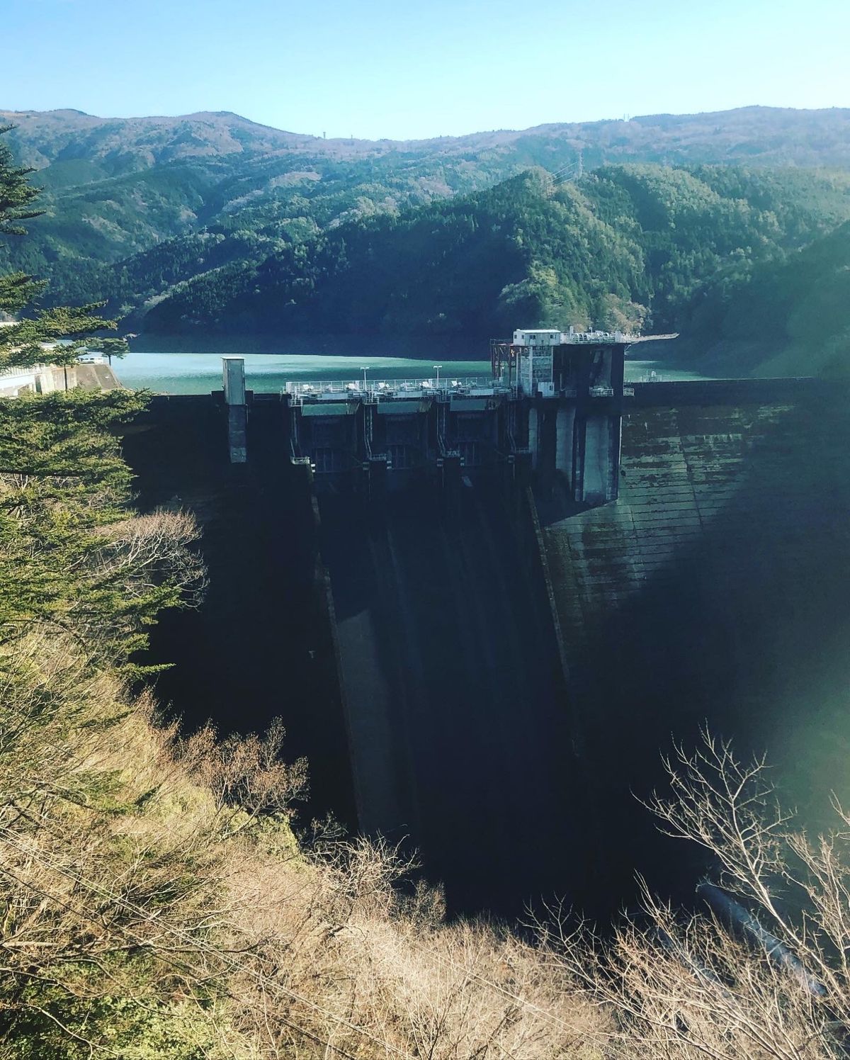 お目当ての井川へ。
日本最古の中空重量式コンクリートダム。
デカいし高い。...