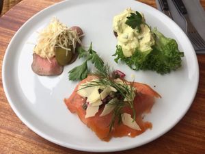 デンマークグルメはスモーブロー、シナモンロール
ビールはカールスバーグ