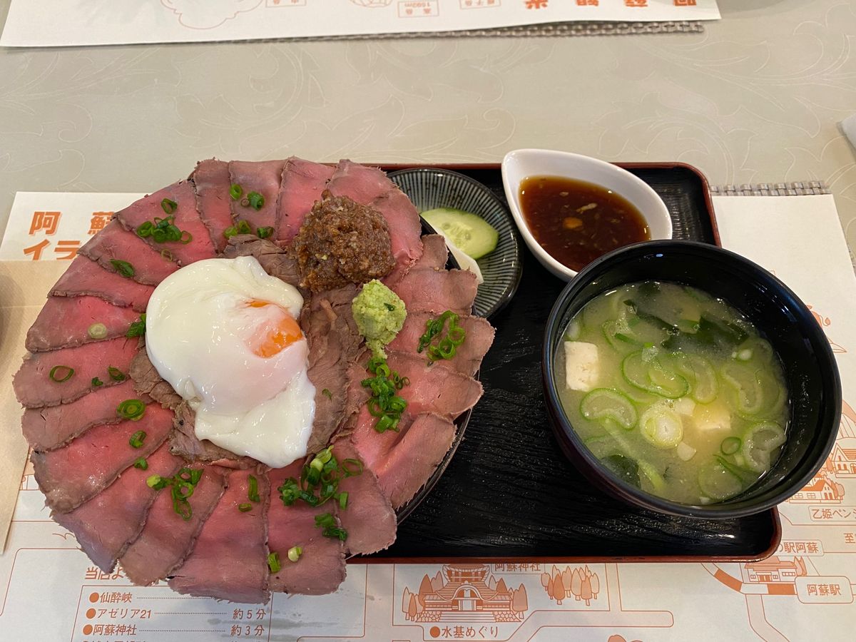 【1日目】
熊本空港から阿蘇山方面を目指します。
赤牛丼
大観峰から阿蘇山...
