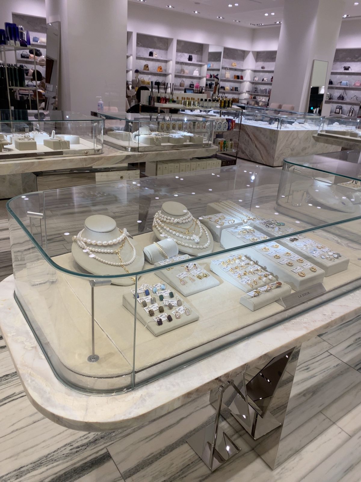 バーニーズ ニューヨーク六本木店

Kさんとの待ち合わせまで
まだ少し時間...