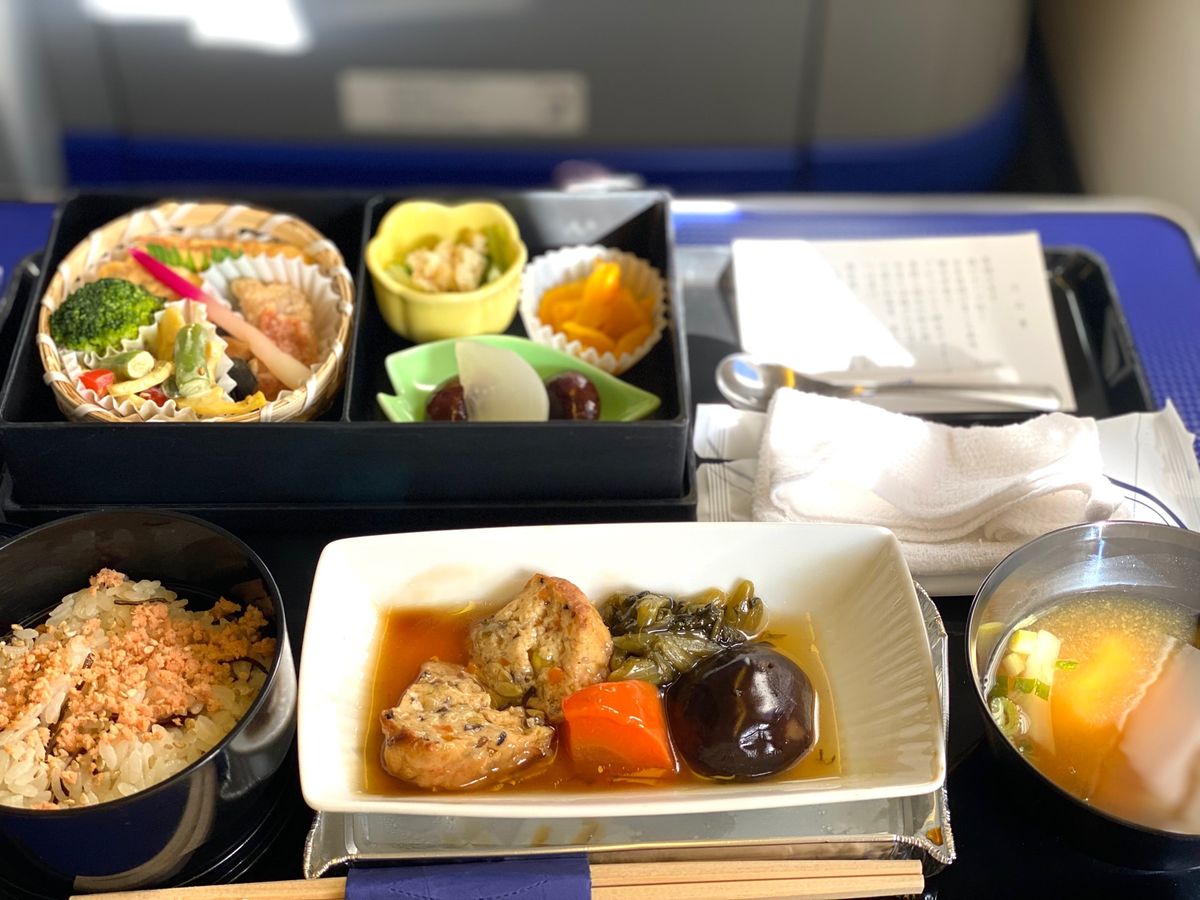 修行のため最大限ポイントを稼ぐために
プレミアムシートに搭乗✈️

海外行...