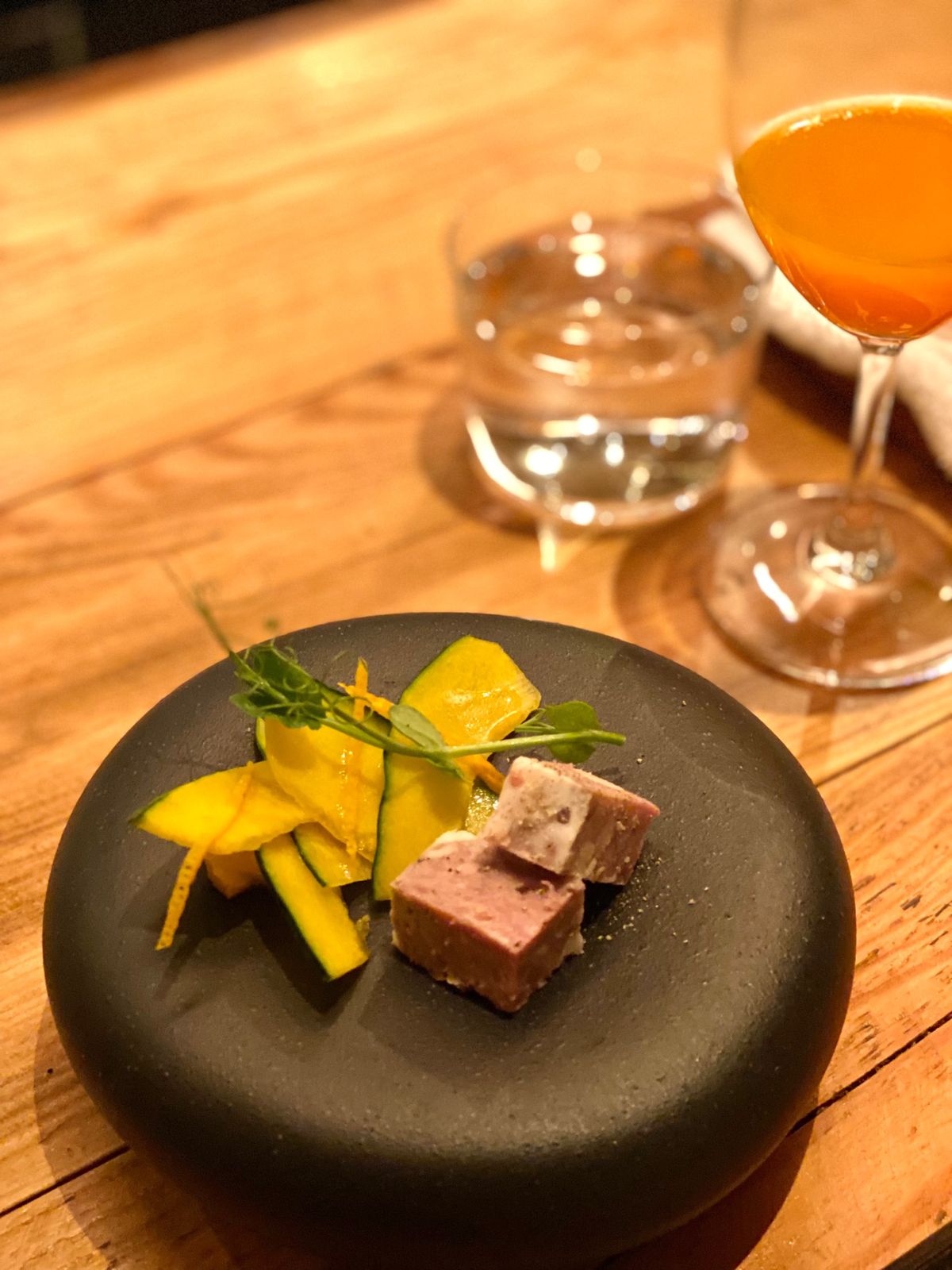 無鴨黒（Na camo guro）麻布十番

鴨すき焼きは
目の前で作って...