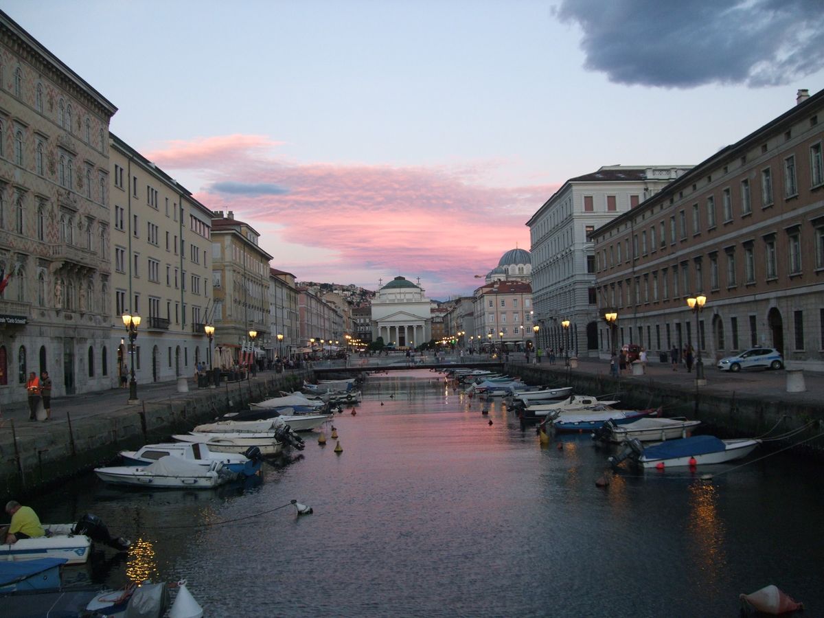 イタリア統一広場
特に夜の美しさは写真では伝えきれない