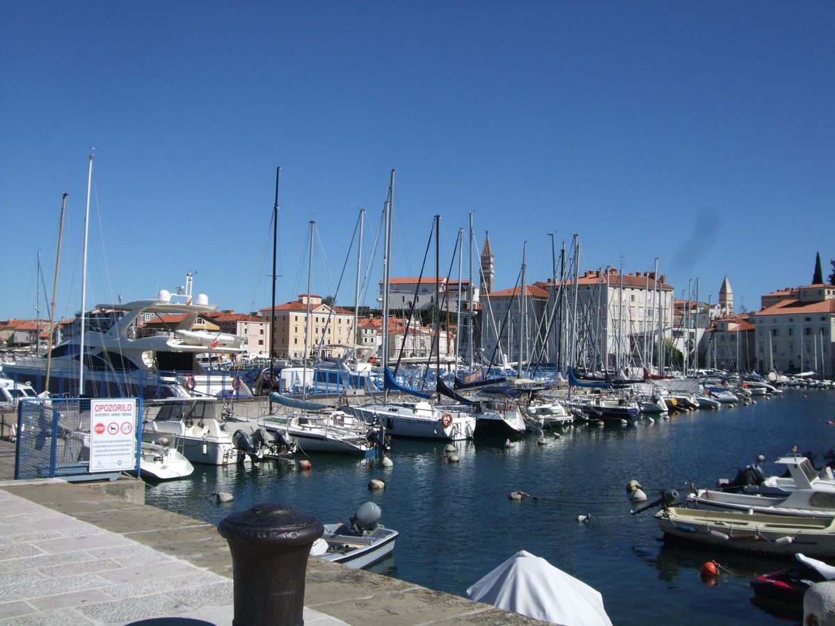 トリエステの港と丘の上の聖ジュスト聖堂　モザイクが美しい