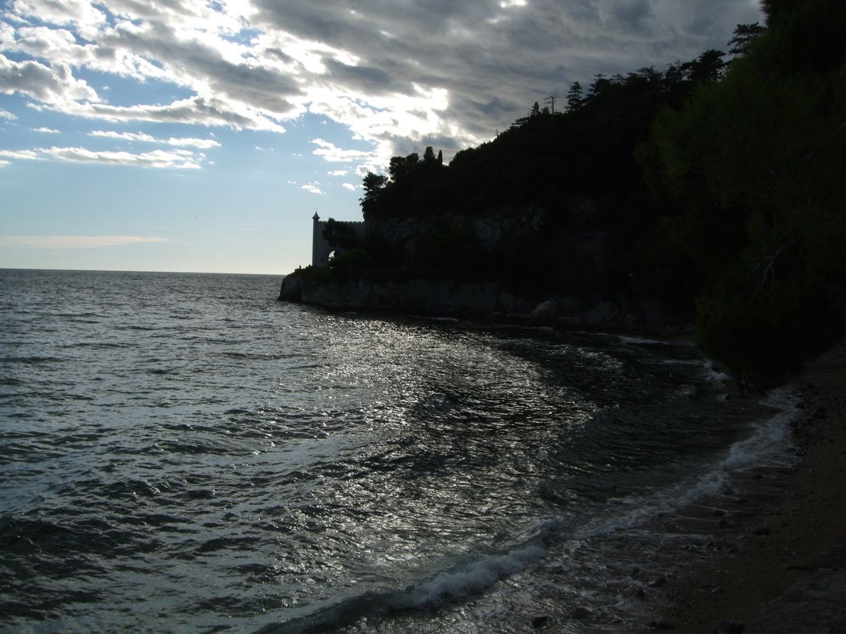 トリエステの郊外にあるミラマーレ城
ハプスブルク家のお城　夕方行ったので影...