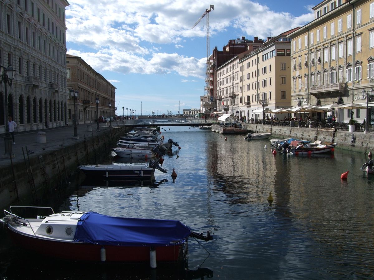 トリエステの港と丘の上の聖ジュスト聖堂　モザイクが美しい