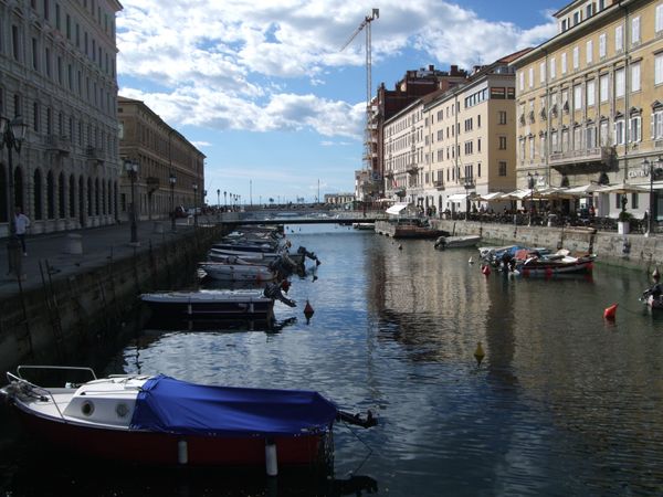 イタリア・トリエステ「トリエステ」の写真：トリエステの港と丘の上の聖ジュスト聖堂　...