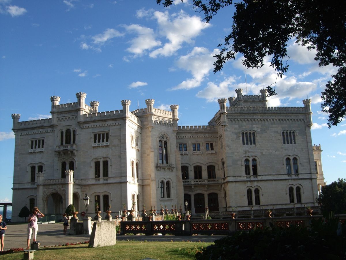 トリエステの郊外にあるミラマーレ城
ハプスブルク家のお城　夕方行ったので影...