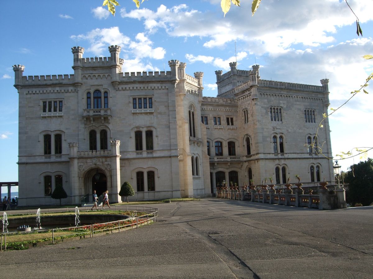 トリエステの郊外にあるミラマーレ城
ハプスブルク家のお城　夕方行ったので影...