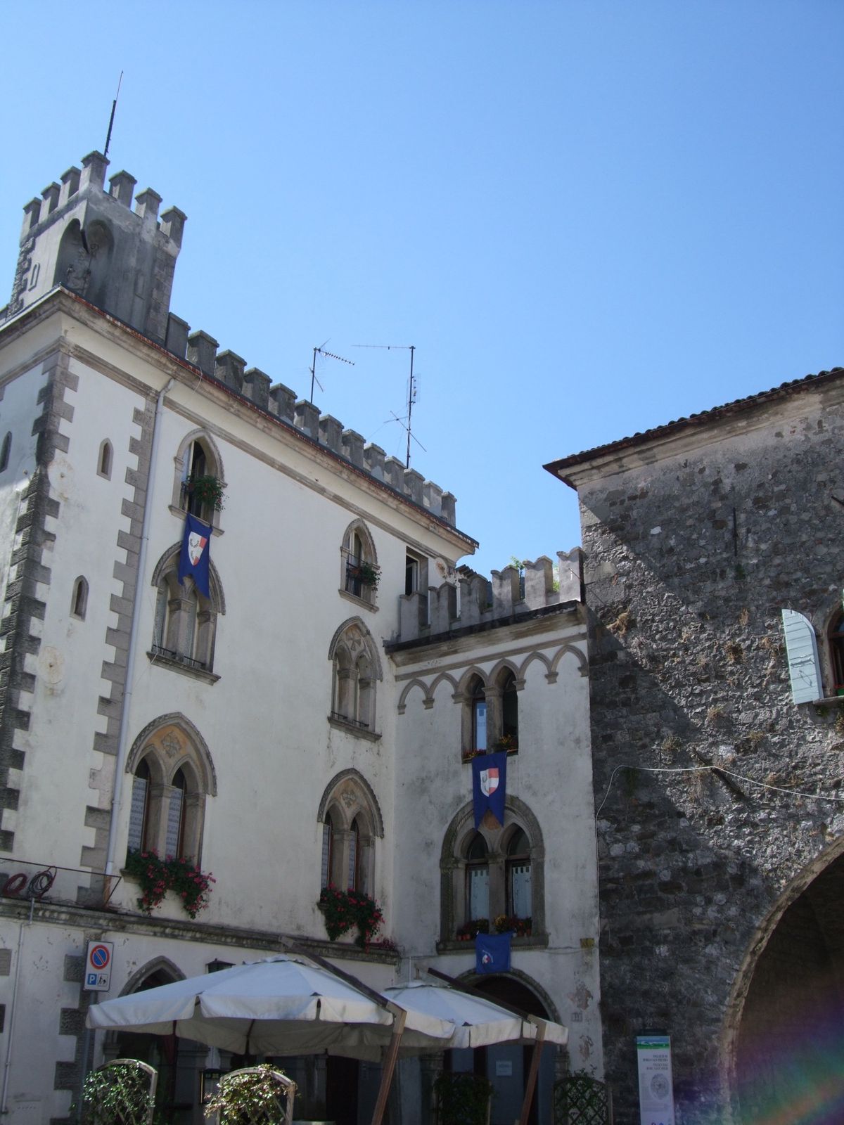 トリエステのすぐ隣(湾の反対側)のムッジャという小さな街
旧市街の大聖堂や...