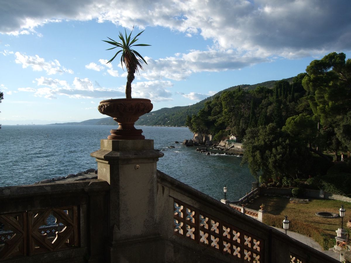 トリエステの郊外にあるミラマーレ城
ハプスブルク家のお城　夕方行ったので影...