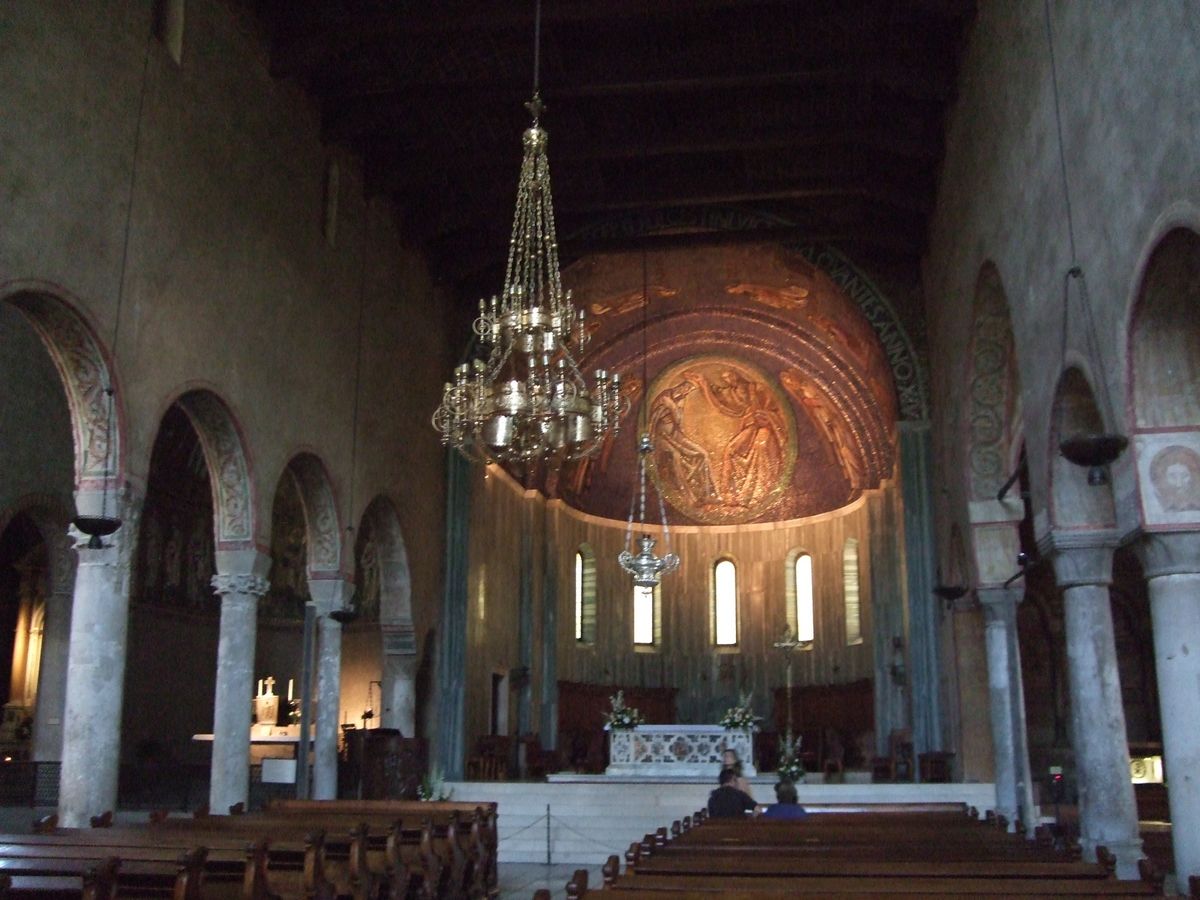 トリエステの港と丘の上の聖ジュスト聖堂　モザイクが美しい