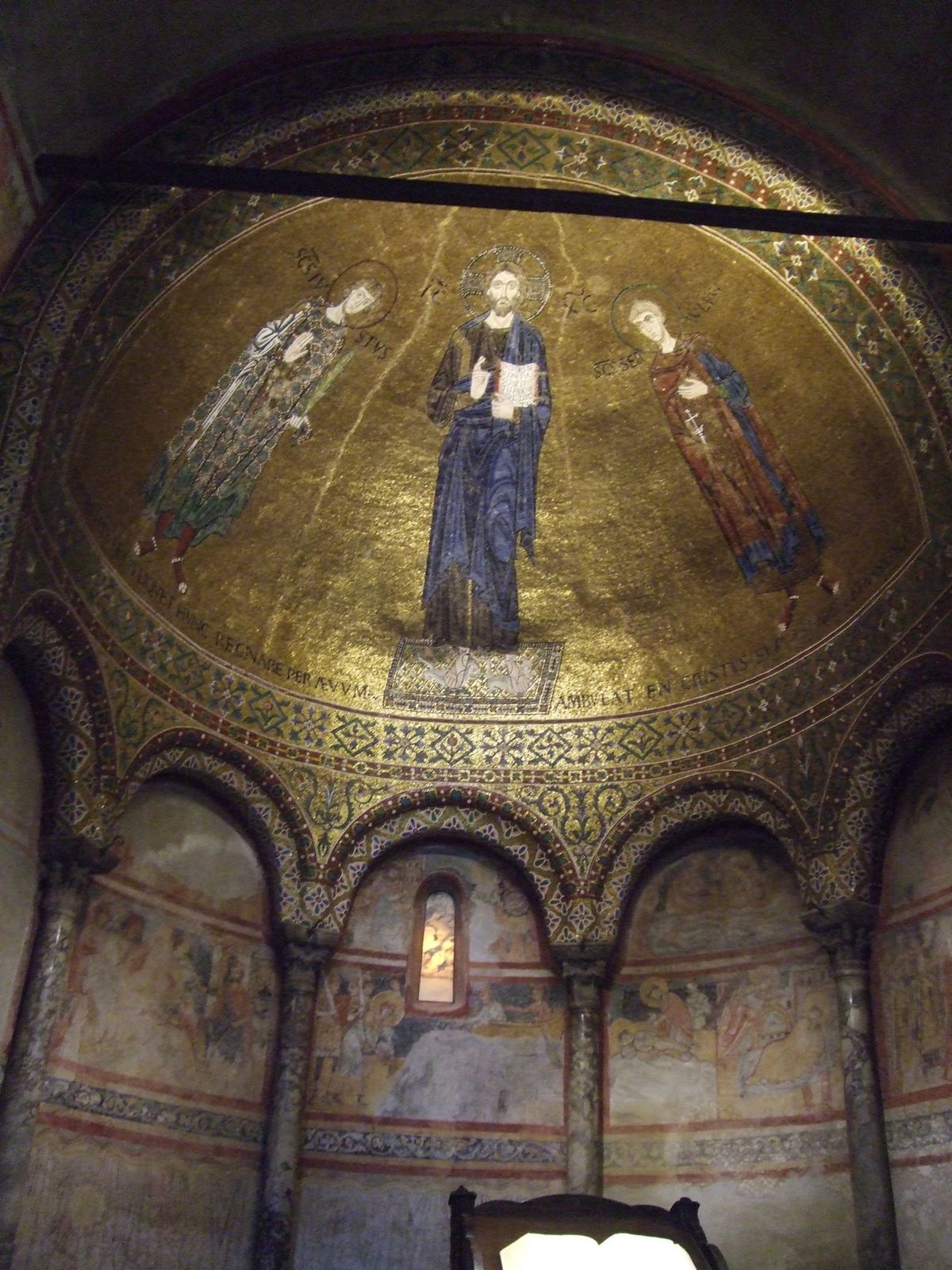 トリエステの港と丘の上の聖ジュスト聖堂　モザイクが美しい