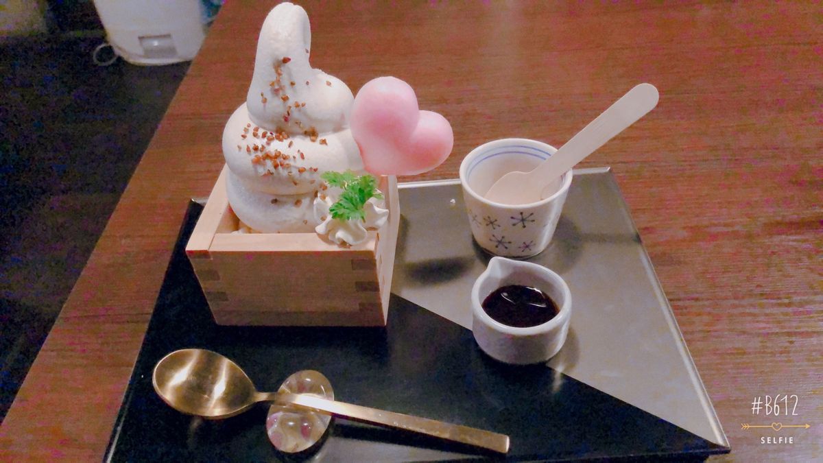 銀山温泉の中にある古民家風カフェ
黒蜜きな粉のソフトクリームですが蕎麦粉で...