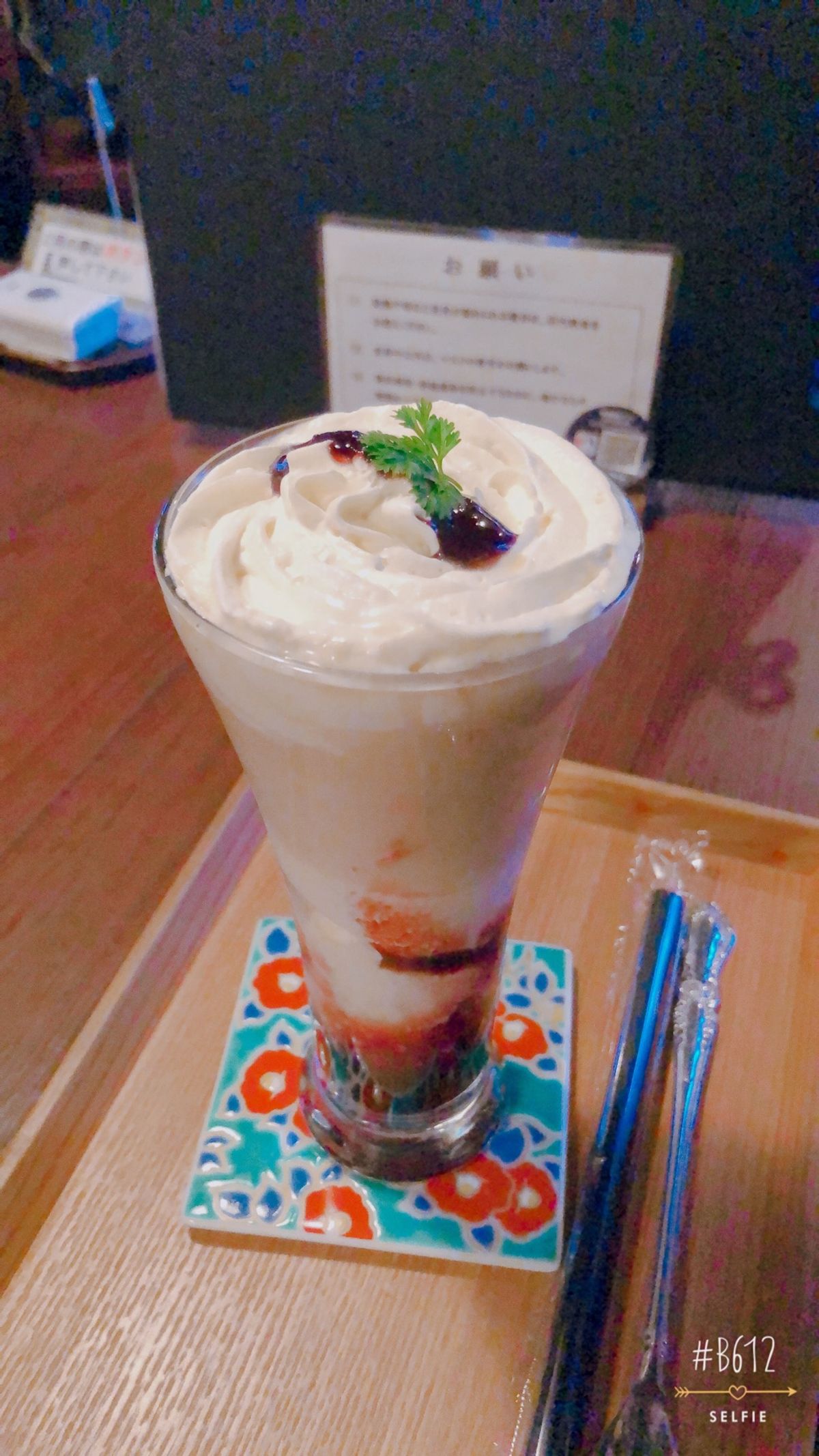 銀山温泉の中にある古民家風カフェ
黒蜜きな粉のソフトクリームですが蕎麦粉で...