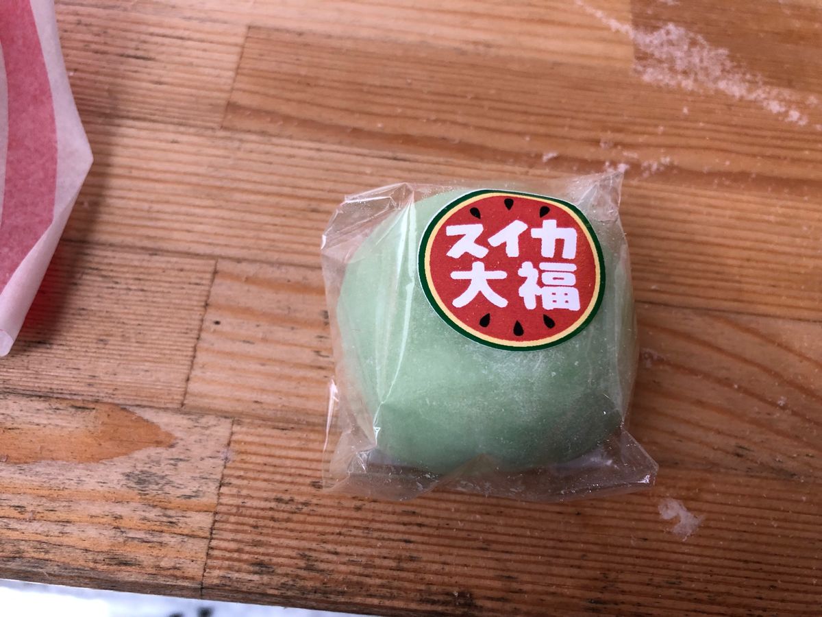 銀山温泉の中にある古民家風カフェ
黒蜜きな粉のソフトクリームですが蕎麦粉で...