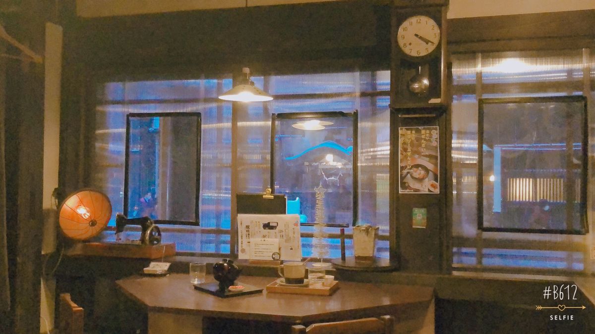銀山温泉の中にある古民家風カフェ
黒蜜きな粉のソフトクリームですが蕎麦粉で...