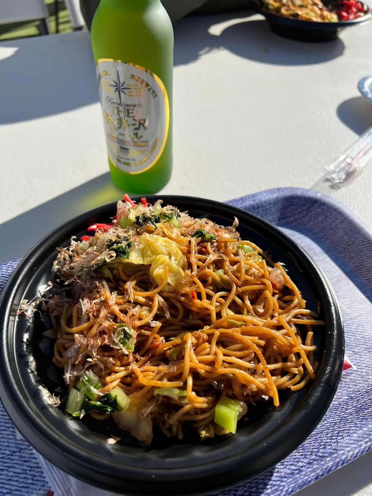 スキーの後は氷点下の空の下、キンキンに冷えたビールと焼きそば！