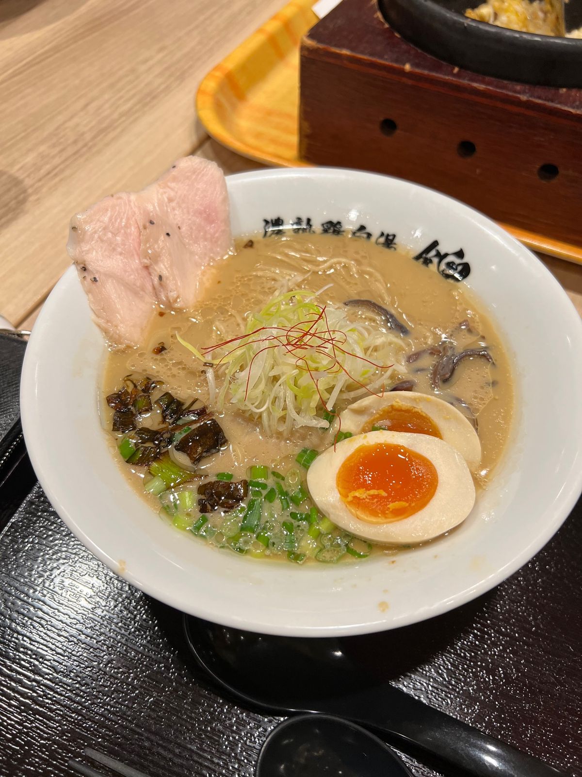軽井沢プリンスショッピングプラザのフードコートでラーメン笑

外のキッズパ...