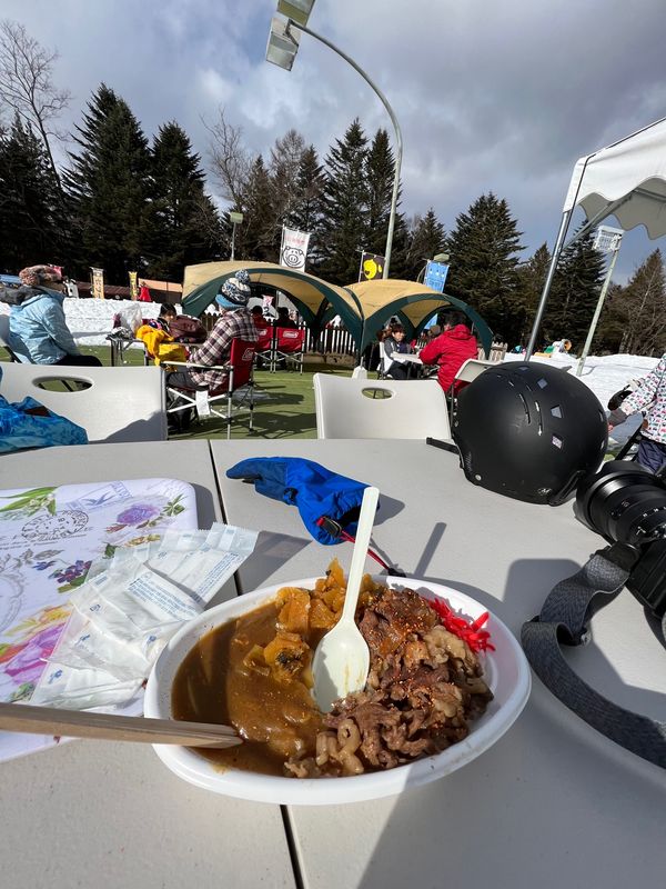 日本・軽井沢「冬の軽井沢　2021年ラスト旅行」の写真：スキー場でお昼ご飯カレー
まさかの氷点下...