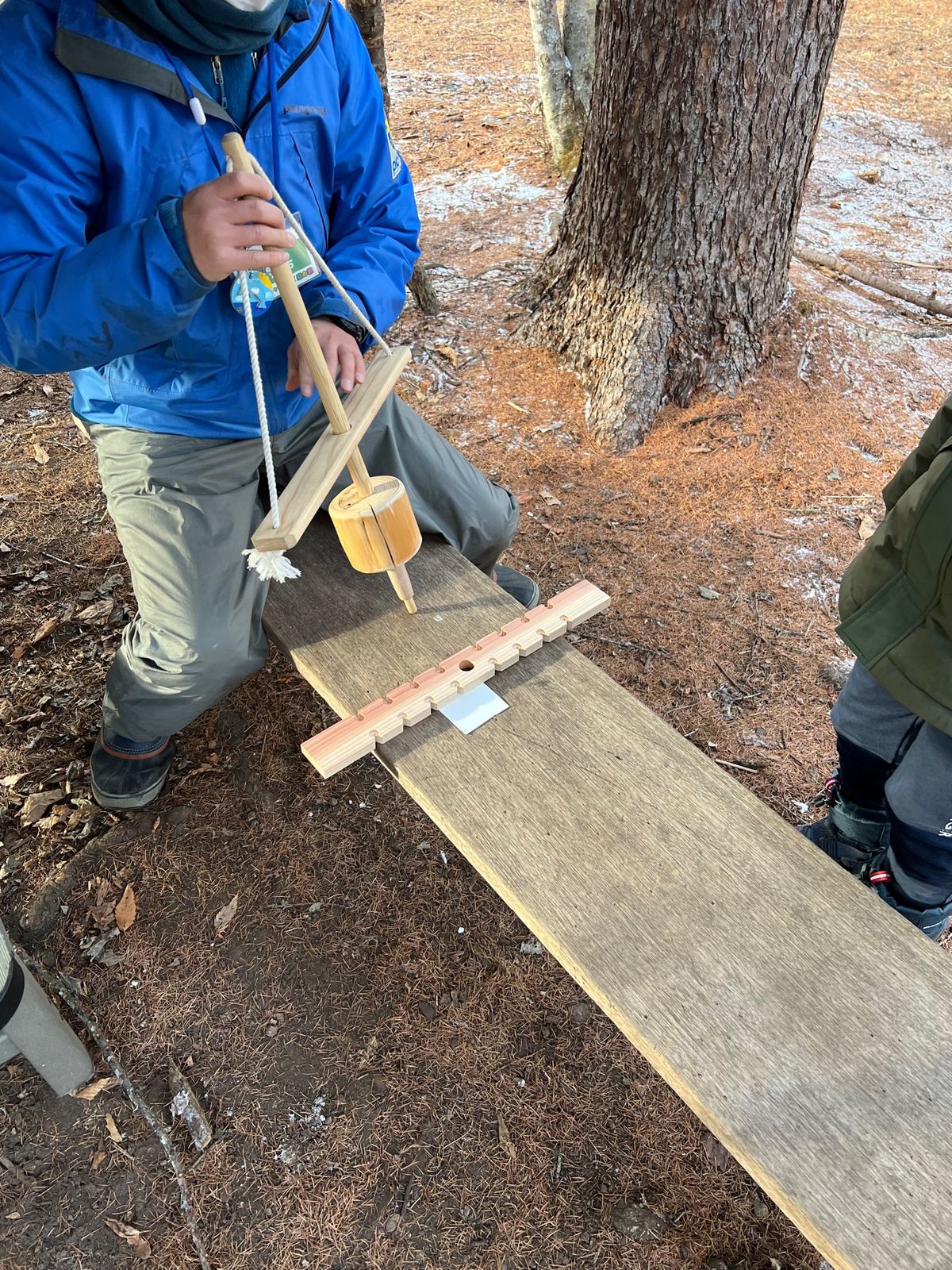 スキーの後は山の中で太鼓の火おこし。

文明の利器を使わず起こす火はめっち...