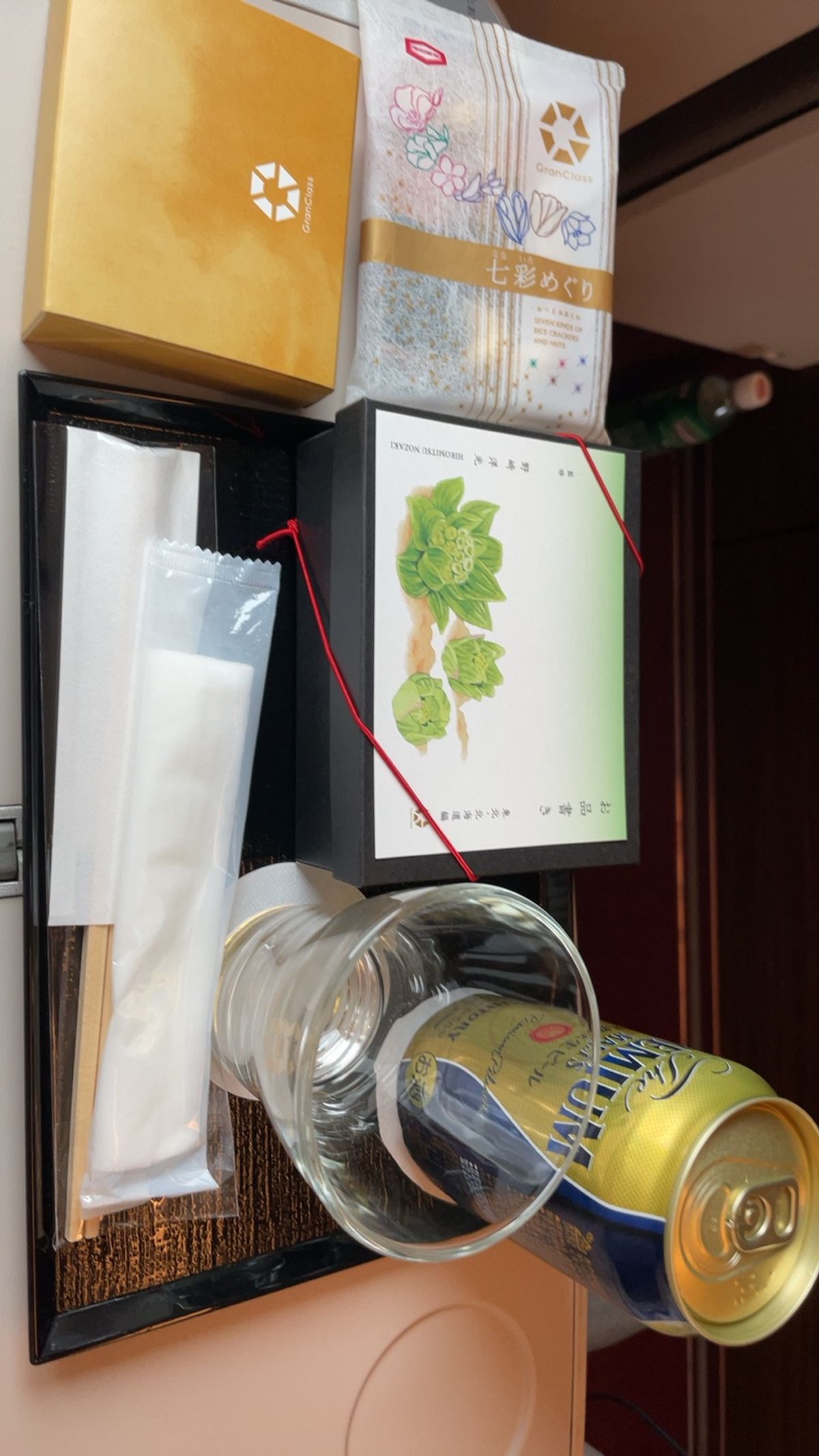 念願のグランクラス！
車内軽食はこんな感じ(お弁当+おつまみ+焼き菓子)