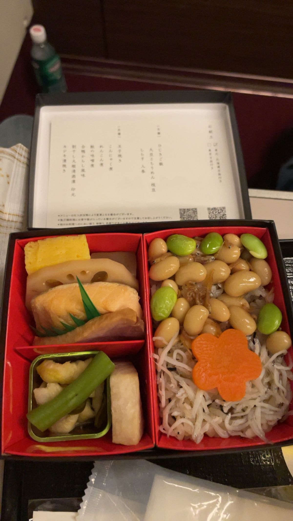 念願のグランクラス！
車内軽食はこんな感じ(お弁当+おつまみ+焼き菓子)