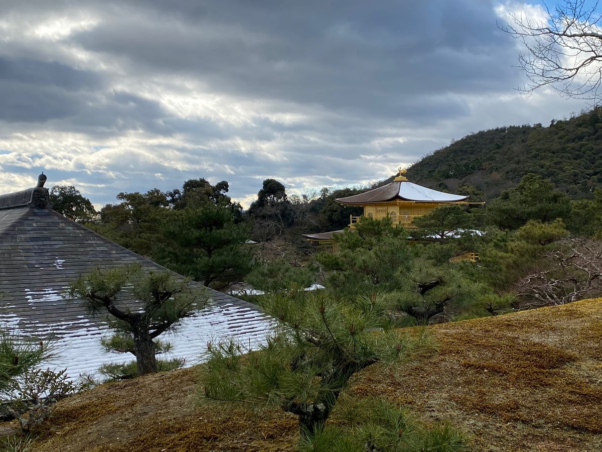 金閣寺！
ちょい雪があるのがいい！