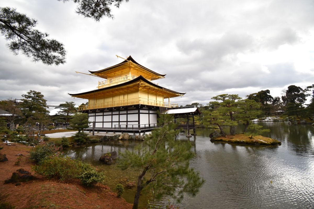 金閣寺！
ちょい雪があるのがいい！