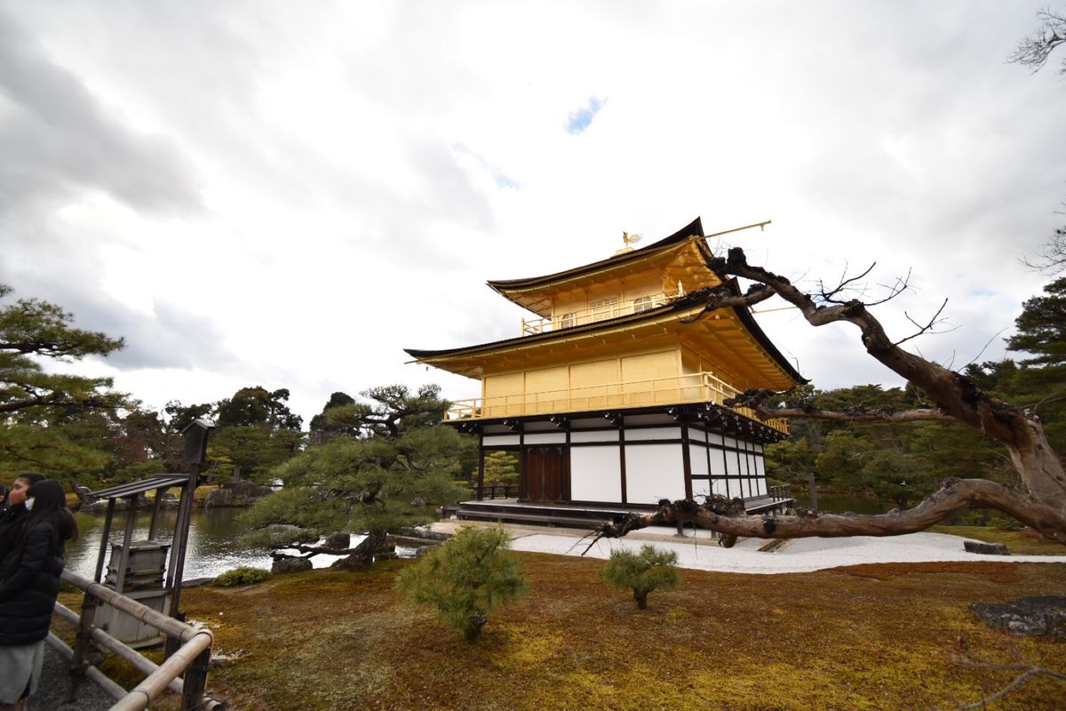 金閣寺！
ちょい雪があるのがいい！