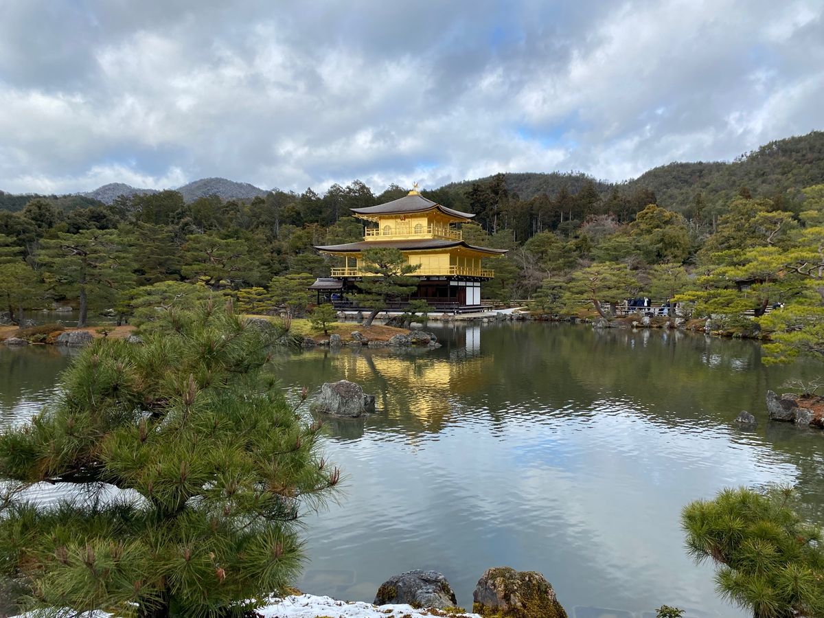金閣寺！
ちょい雪があるのがいい！
