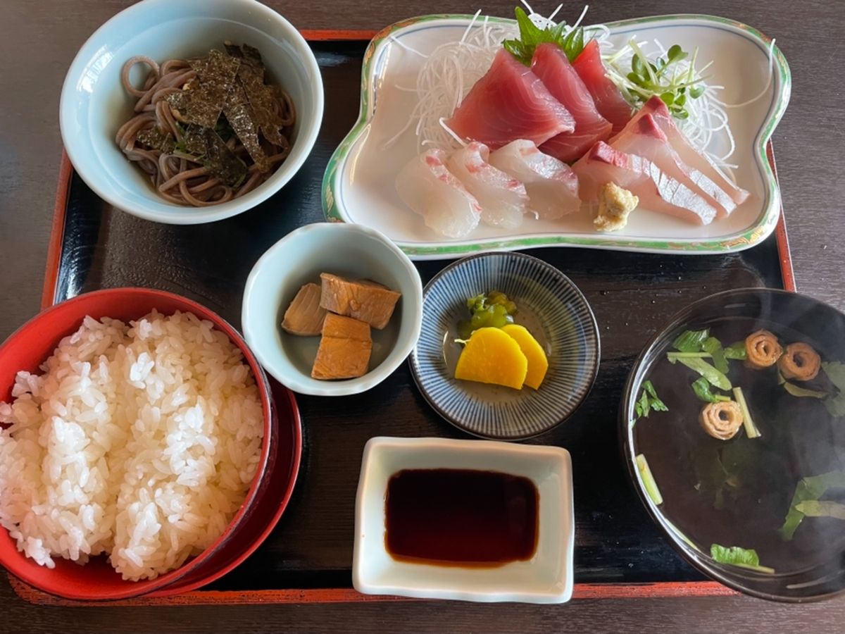 ランチは新宮で海鮮物。刺身定食をいただきました。