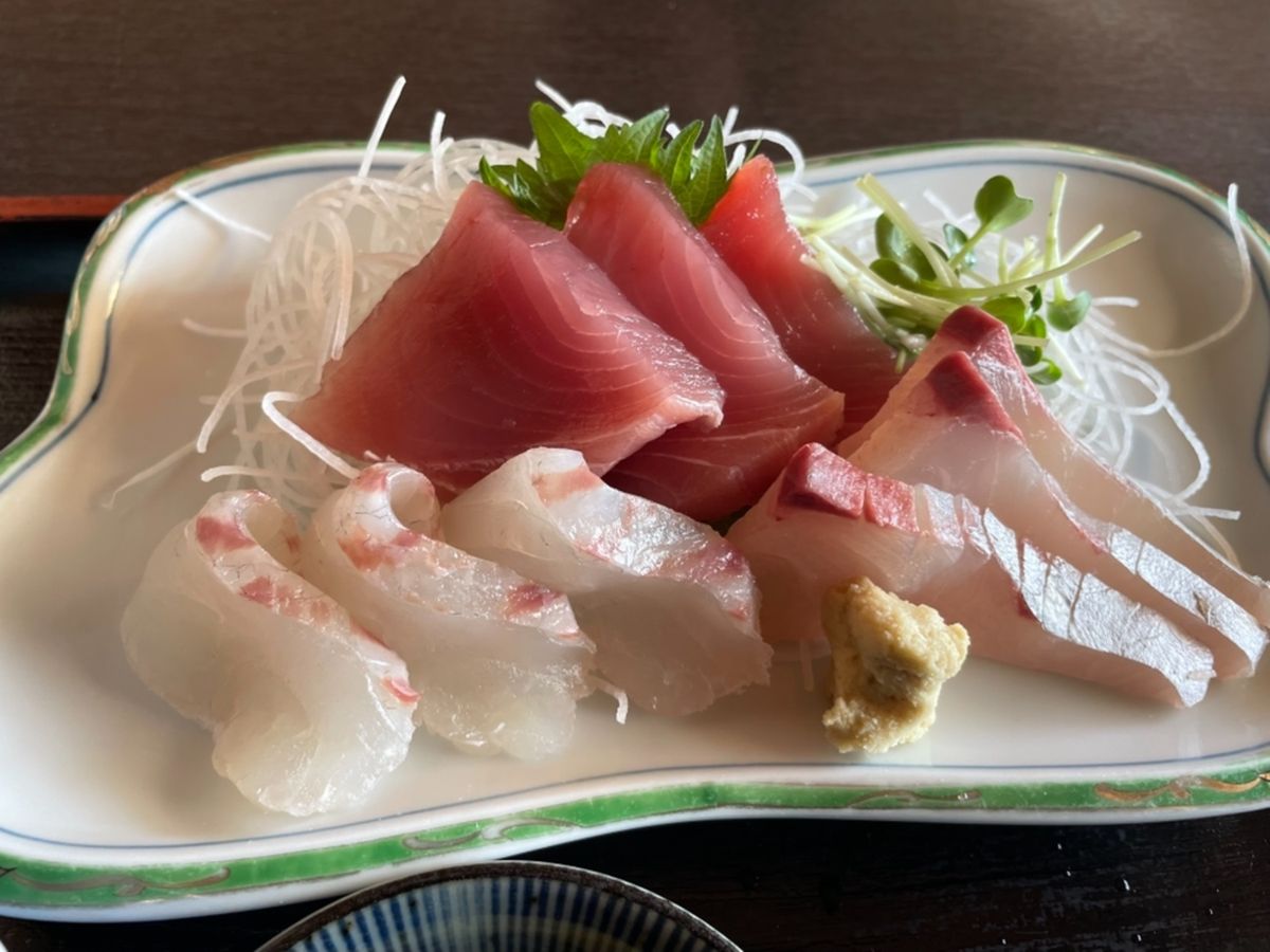 ランチは新宮で海鮮物。刺身定食をいただきました。