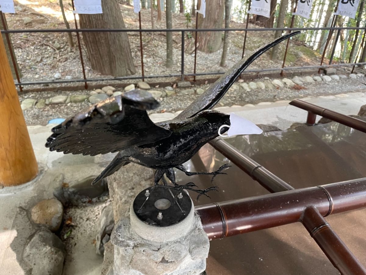 午後は熊野本宮大社へ。手水場の八咫烏がマスクしてました。（笑）