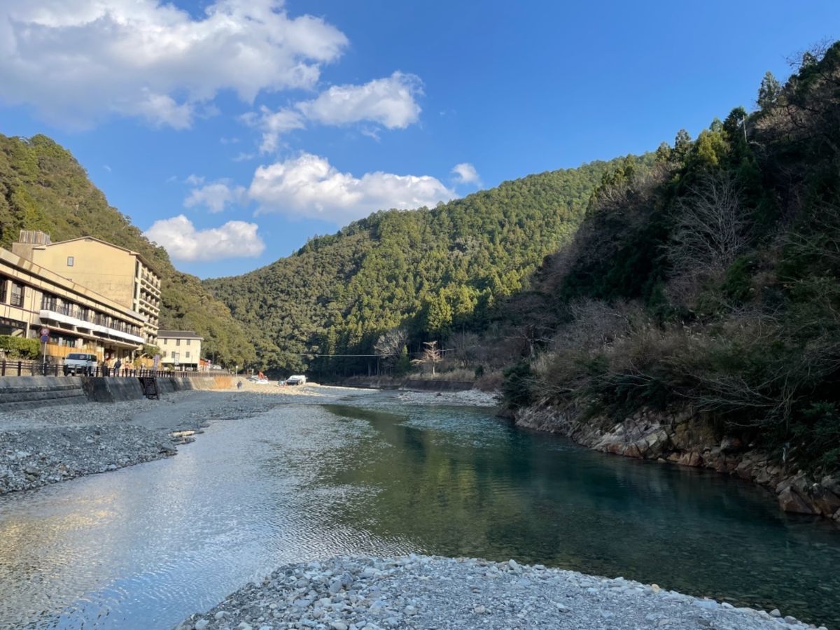 川湯温泉。仙人風呂は河原がそのまま温泉になっています。