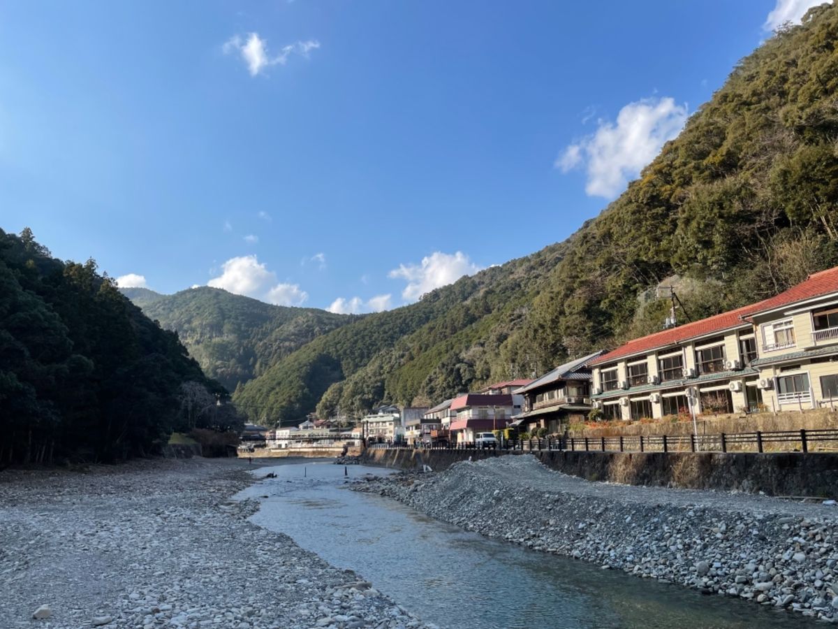 川湯温泉。仙人風呂は河原がそのまま温泉になっています。