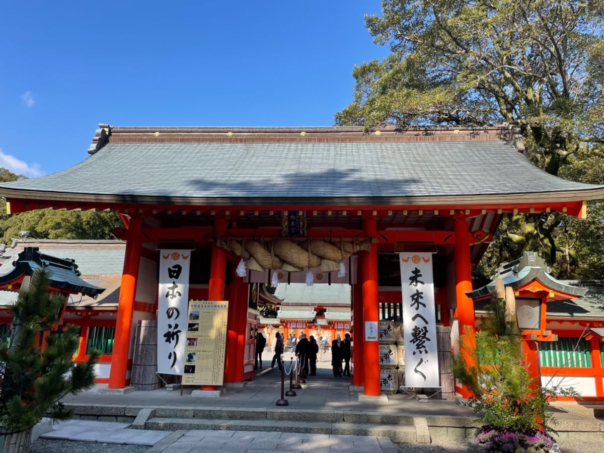 熊野三山の一つ、熊野速水大社。朱塗りが鮮やかでした。