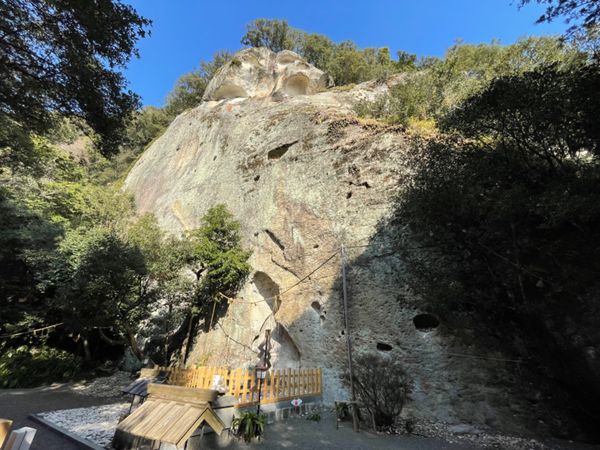 日本・和歌山県「熊野大社とわたらせ温泉」の写真：日本最古？と言われる熊野の花の窟神社。イ...