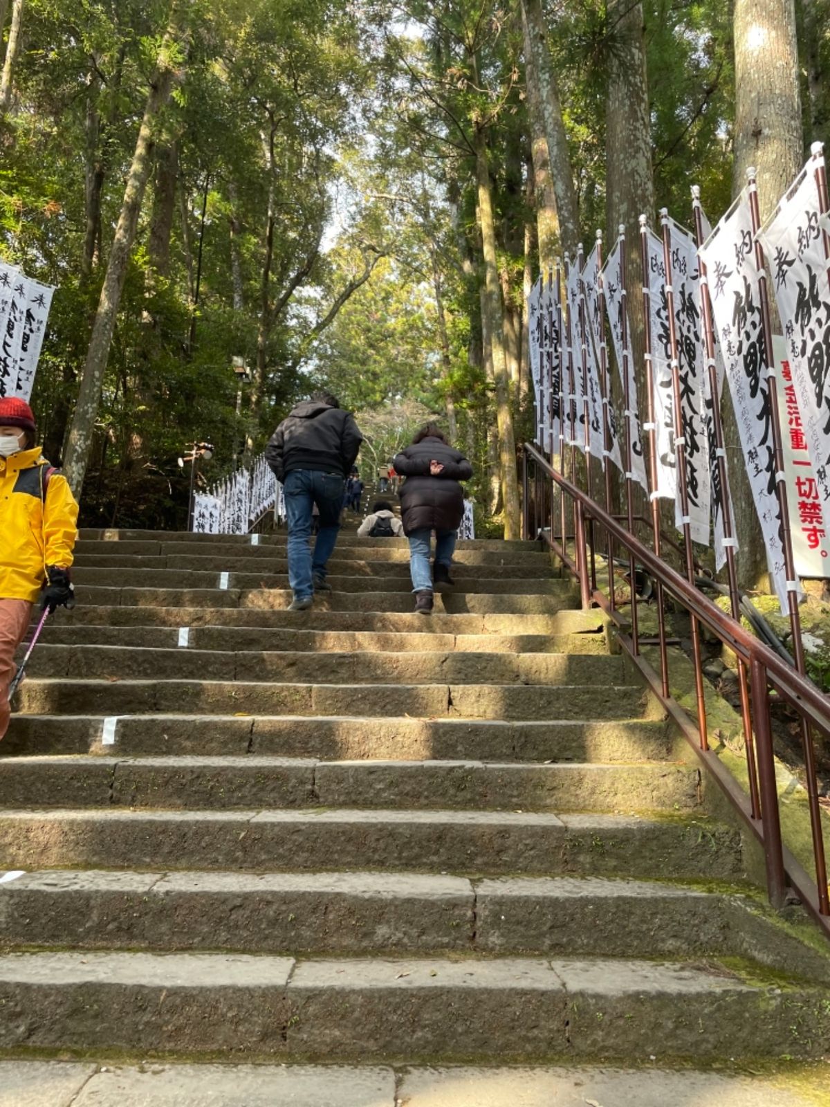 午後は熊野本宮大社へ。手水場の八咫烏がマスクしてました。（笑）