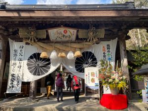 午後は熊野本宮大社へ。手水場の八咫烏がマスクしてました。（笑）