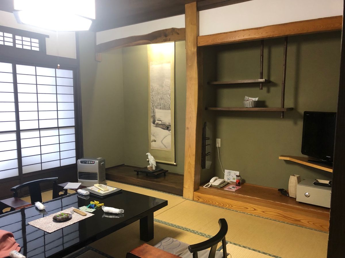 能登屋に宿泊
大正時代の雰囲気な内装と部屋すごくキレイ！！
いっぱい写真を...