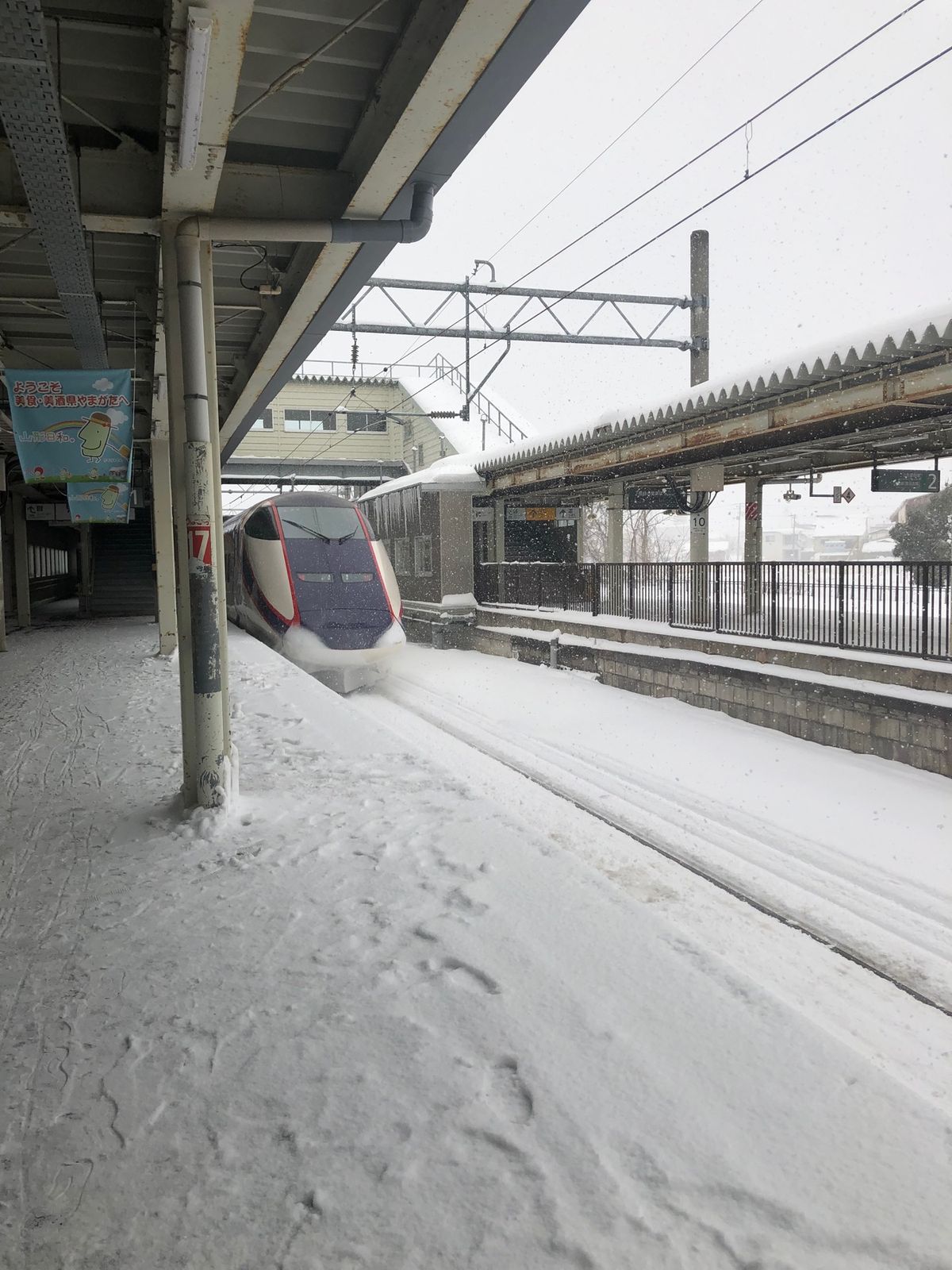 久しぶりのつばさに乗って、山形に出発！！
窓の外は銀色の世界、絶対寒いだと...