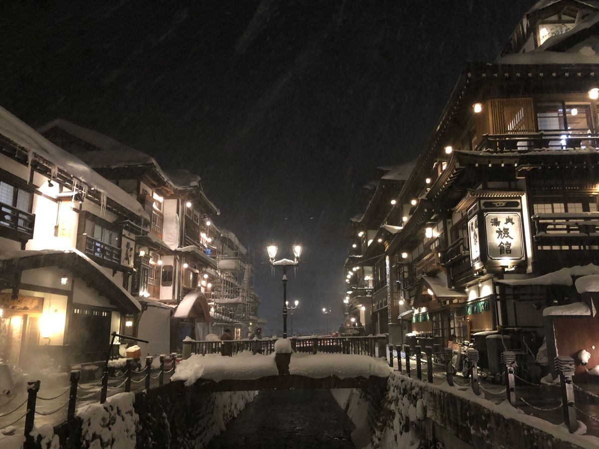 夜の銀山温泉、すごくキレイ！！
そして美味しくてお腹いっぱい旅館の御膳も素...