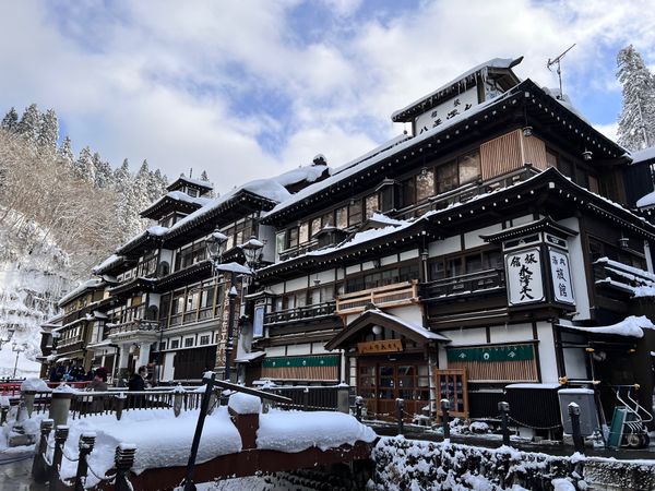 日本・銀山温泉「銀色世界の銀山温泉、仙台旅」の写真：銀山温泉到着！！
真っ白な世界で寒い❄️...