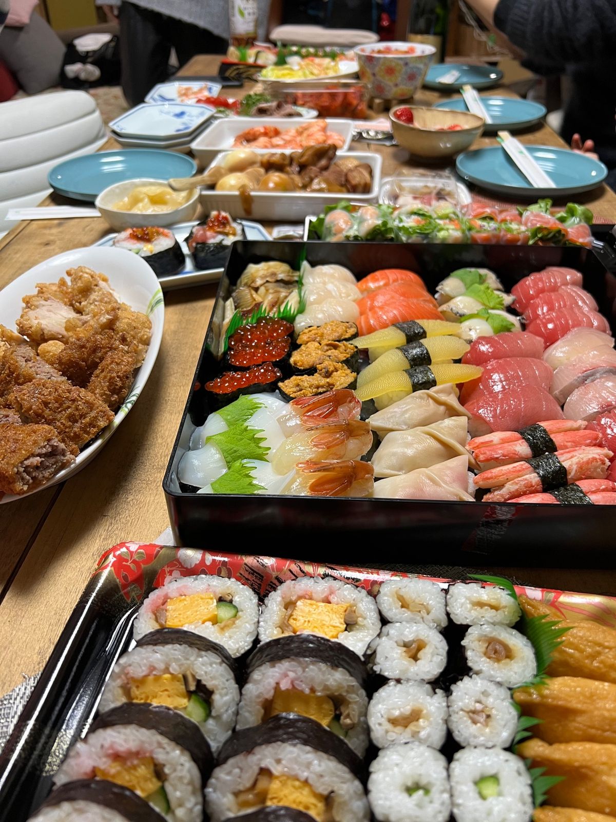 実家で年越し

10人、2犬、1猫で

東京から連れてきたうちの犬は多分猫...