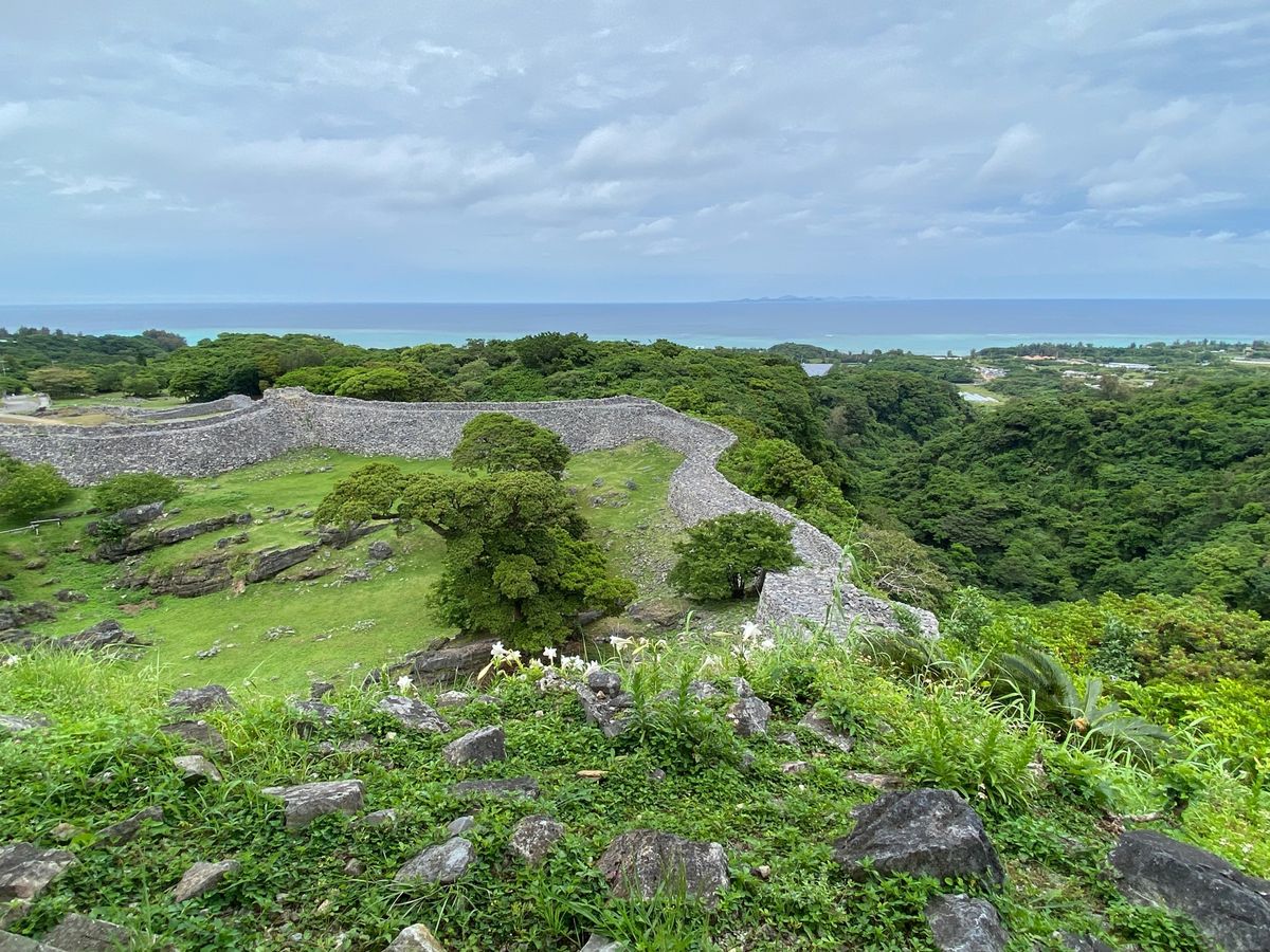 沖縄　今帰仁村
今帰仁城跡（世界遺産）
●今帰仁城跡の世界遺産の石碑
●今...