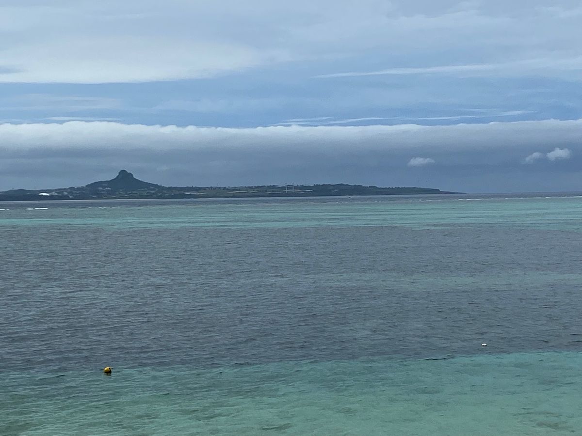 沖縄　備瀬
●フクギ並木
●フクギ並木から見た伊江島
●フクギ並木のブーゲ...