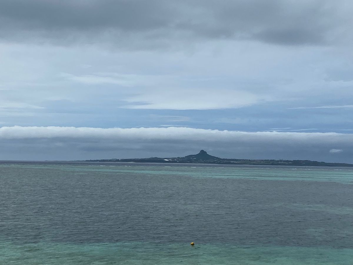 沖縄　備瀬
●フクギ並木
●フクギ並木から見た伊江島
●フクギ並木のブーゲ...
