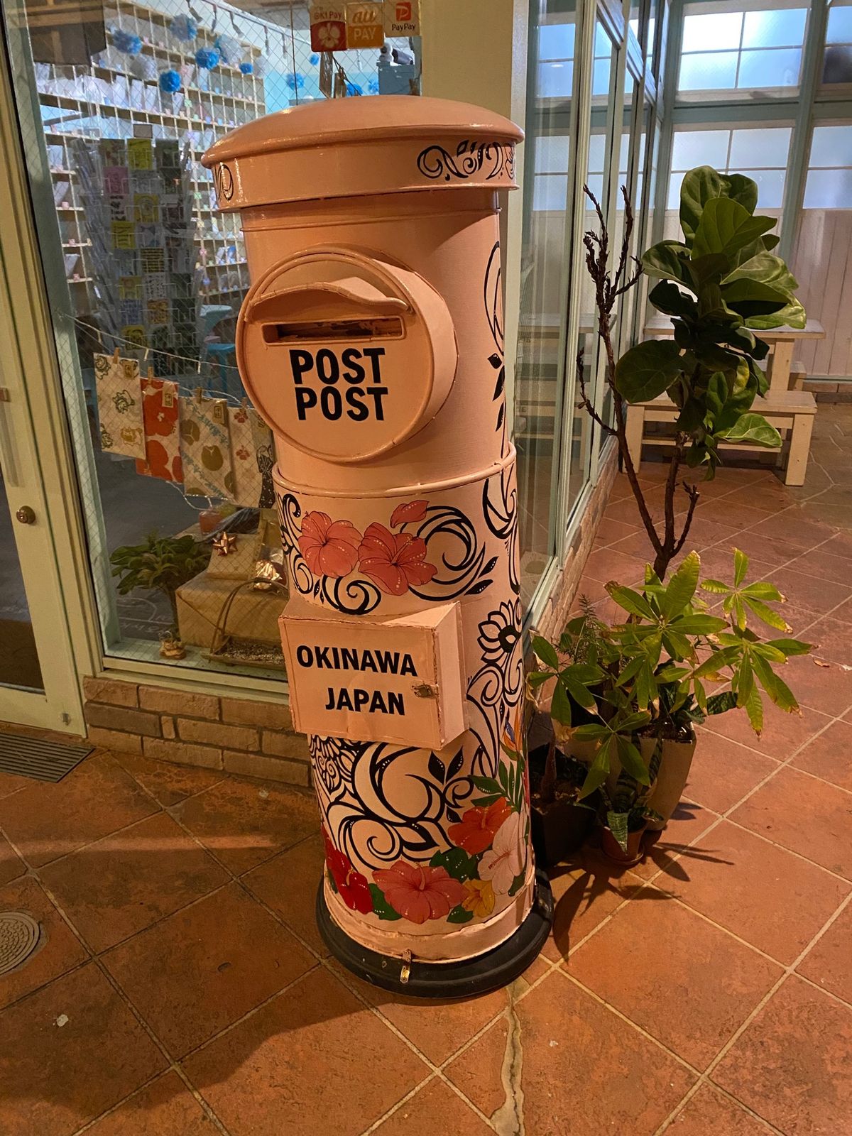 沖縄
●万座毛の壁
●万座毛
●万座毛の窓
●北谷にあったピンクのポスト
...