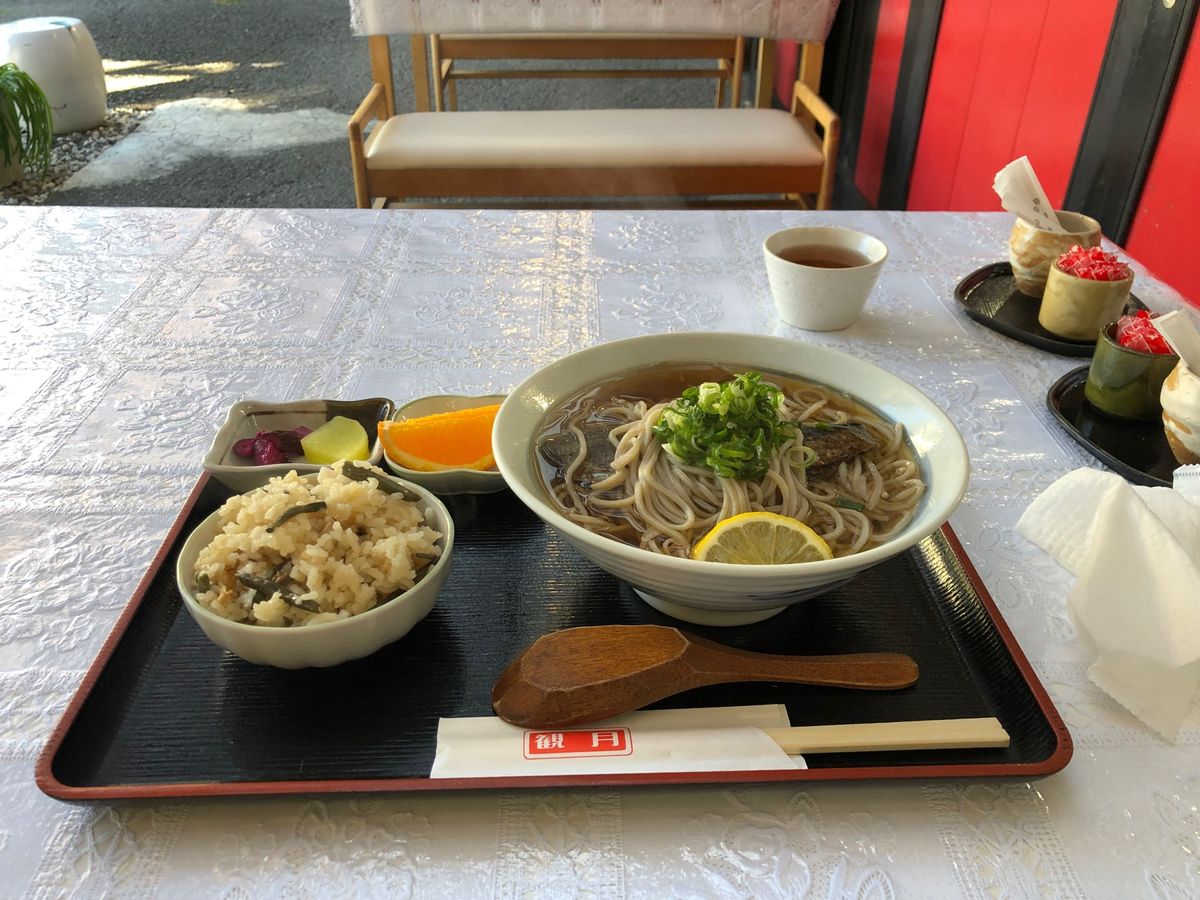 ①平等院鳳凰堂参道のスターバックス
②観月さんのにしんそばと炊き込みご飯
...